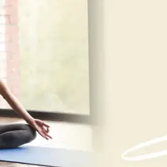 Kobieta w pozycji lotosu praktykuje mindfulness, osiągając spokój.