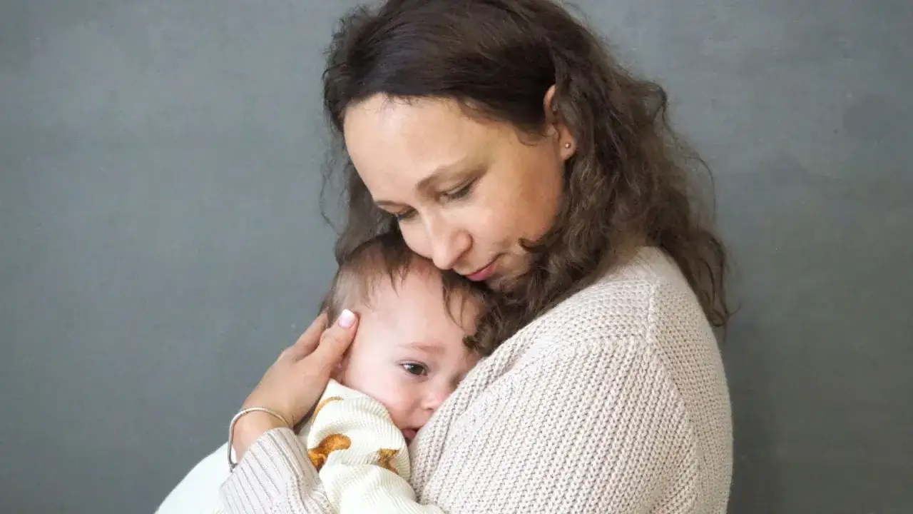 Czułe objęcie mamy łagodzi lęk separacyjny u dziecka.