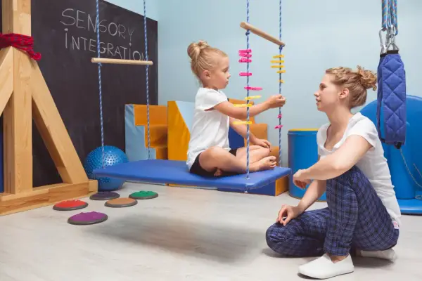 Czy zaburzenia integracji sensorycznej mijają, czy potrzebna jest terapia?